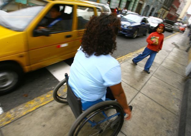 DISCAPACITADA RAMPA Personas con discapacidad