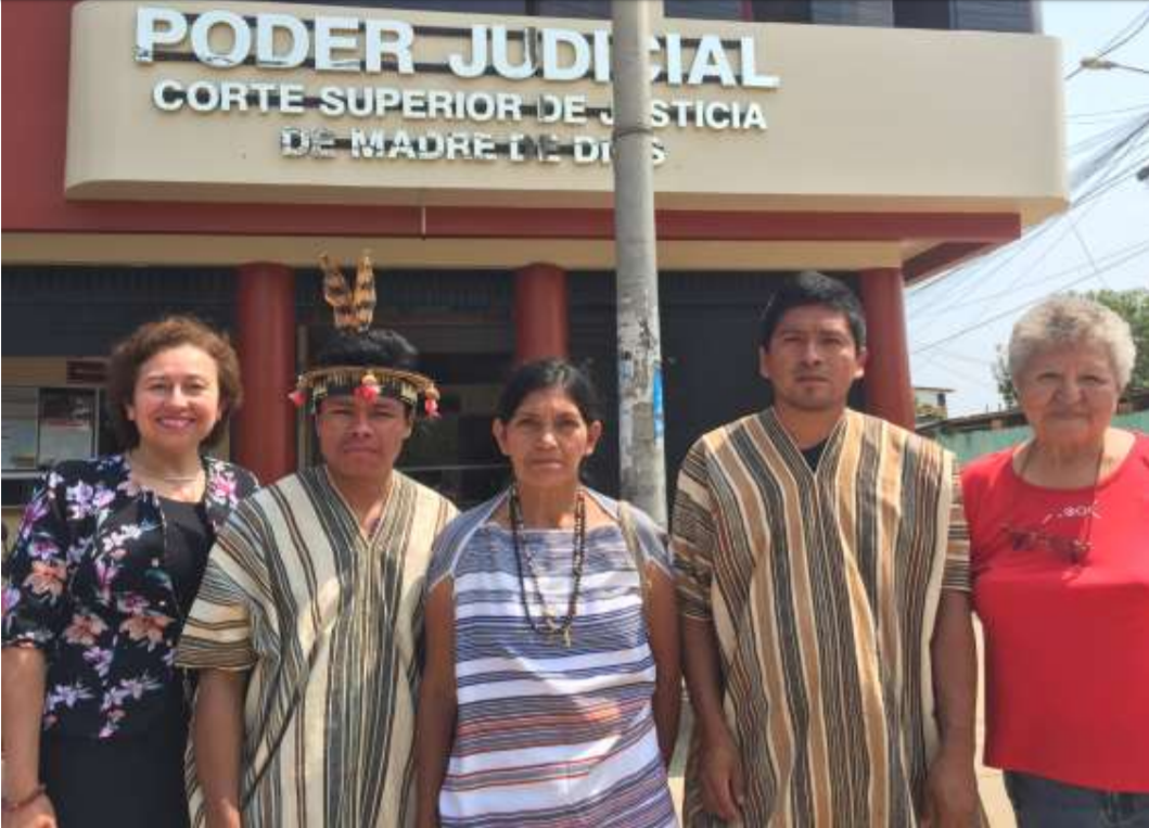 Presidente de la Comunidad Mashiguenga “Poyentimari”, Eva Cárdenas y su hijo, junto con abogada del
IIDS, Raquel Yrigoyen Fajardo, y la misionera Manuela Carpio. / (Archivo fotográfico: IIDS)