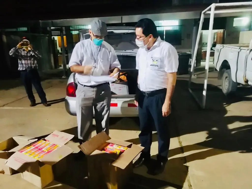 Obispo de Puerto Maldonado hace entrega de 13 000 medicamento a director de la Diresa,