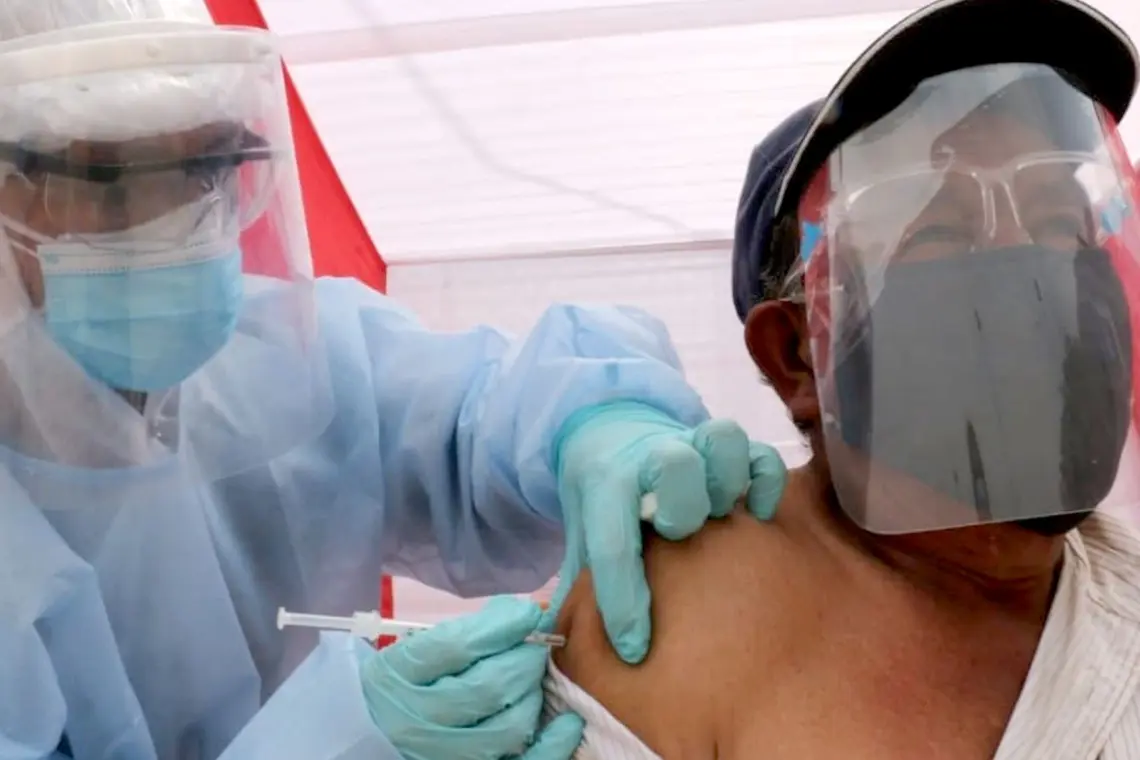 La jornada de vacunación se desarrollará en tres fines de semana: 10 y 11 de octubre, 7 y 8 de noviembre, y 12 y 13 de diciembre para reforzar la respuesta sanitaria. Foto: AFP.