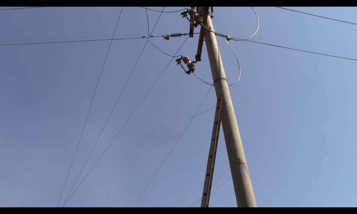 Presumiblemente el alambre del banner habría chocado con los cables de alta tensión.