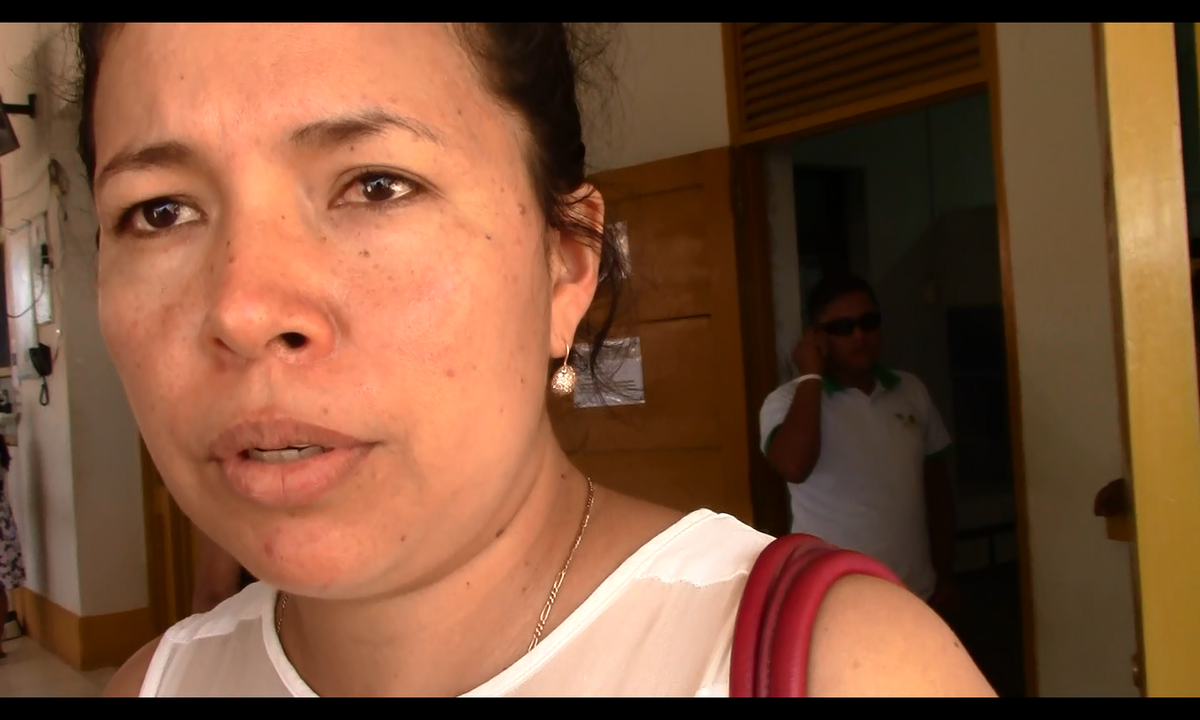 Funcionaria del Gobierno Regional de Madre de Dios, quien se negó a hablar de responsabilidades.
