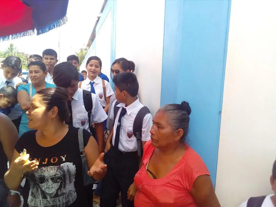 Madre de familia espera ingresar con sus hijos. Fuente: Radio Madre de Dios.