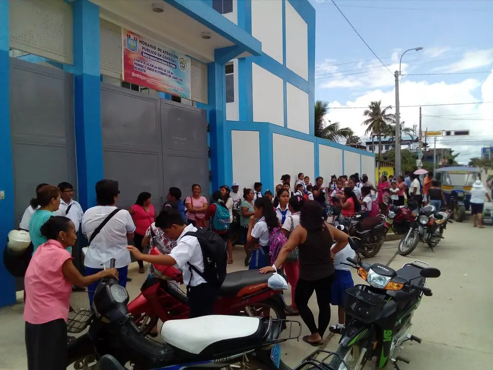 Padres de familia del colegio ABA no dejaron entrar a los alumnos. Fuente: Radio Madre de Dios.