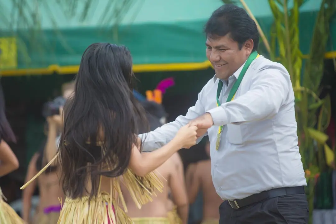 El alcalde de Tambopata Helbert Merma fue invitado a bailar. Fuente: Pavel Martiarena.