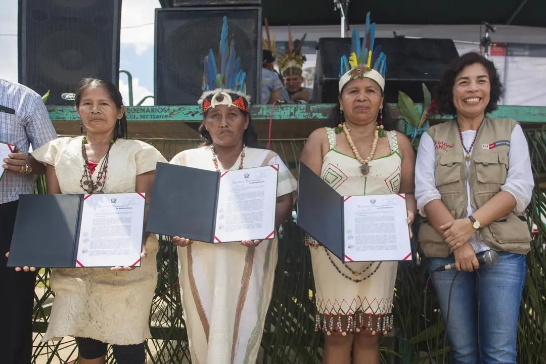 Ministra Patricia Balbuena reconoció el trabajo de la cestería del pueblo Ese Eja. Fuente: Pavel Martiarena.
