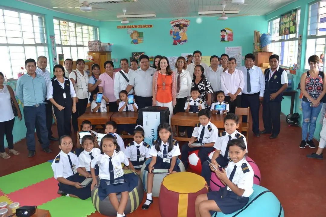 Alumnos del colegio José Abelardo Quiñones fueron los primeros en recibir los equipos tecnológicos. Fuente: Radio Madre de Dios