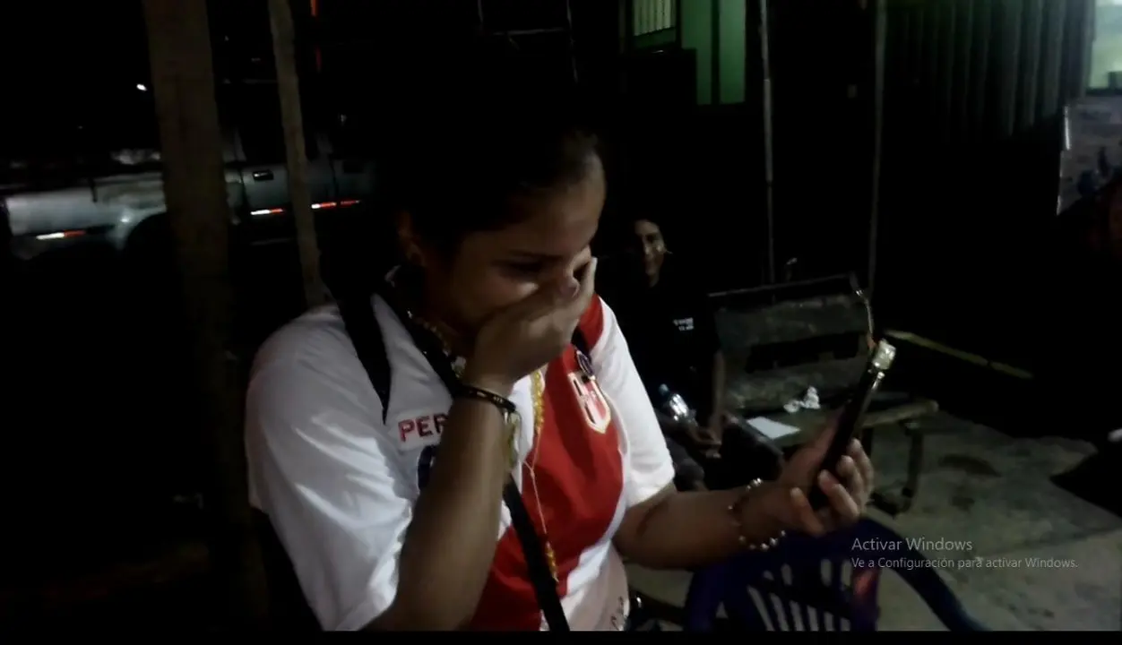 Mayra conversando con sus hijos. Fuente: Radio Madre de Dios.