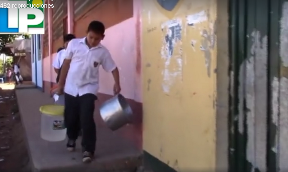 Niños llevando agua