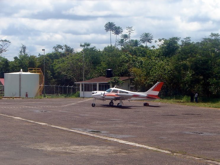 Avioneta en aeropuerto Padre Aldámiz