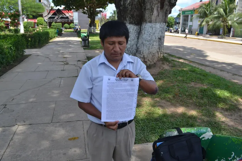 Maestro muestra la resolución que lo deja sin trabajo. Fuente: Radio Madre de Dios.