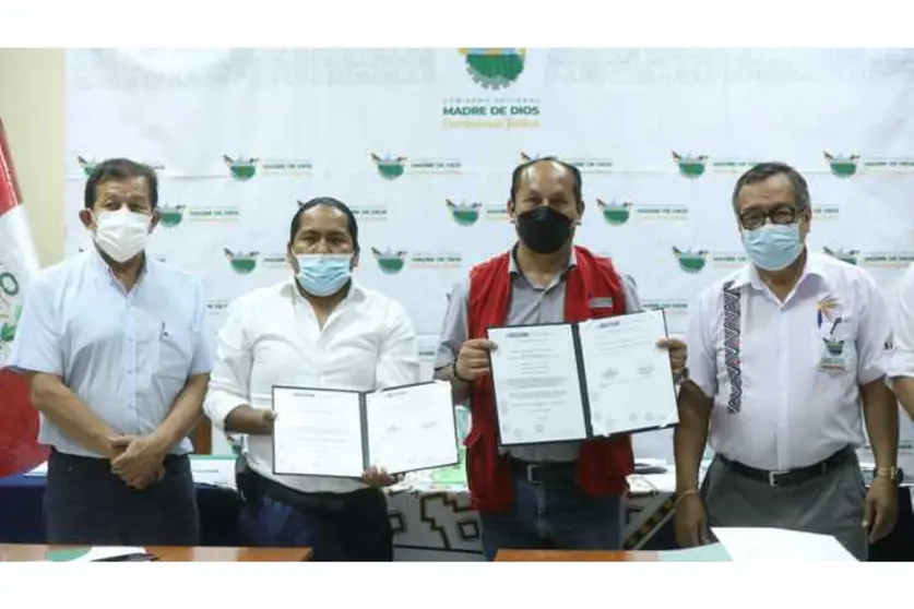 El titular del MTC, Juan Silva, entregó el contrato para el mejoramiento de la carretera Flor de Acre-Pucará, en región Madre de Dios. Foto: ANDINA/Difusión