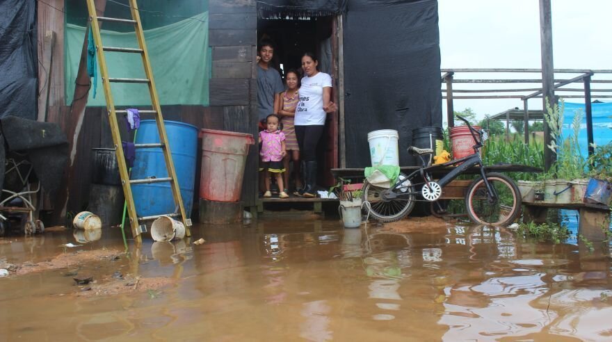 Familia 'atrapada' en su vivienda en El Triunfo. Foto: Calloquispe