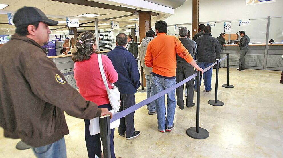 Personas acuden a la recaudadora numero 00 para pagar con descuento desde el impuesto predial hasta de refrendo vehicular en los promeros dias del año. Foto: Héctor Jesus Hernández