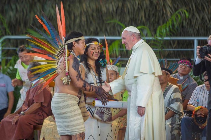 Luis Tayori junto a Jessica Patiachi, ambos del pueblo Harakbut, en la visita del Papa Francisco. Fuente: Pavel Martiarena.