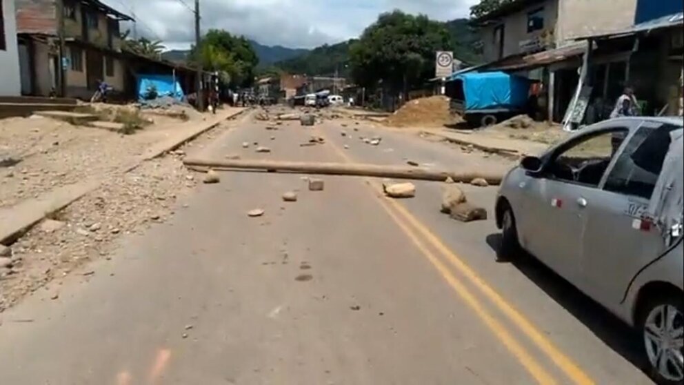 Poste de luz derribado en Loromayo. Foto: Imagen.