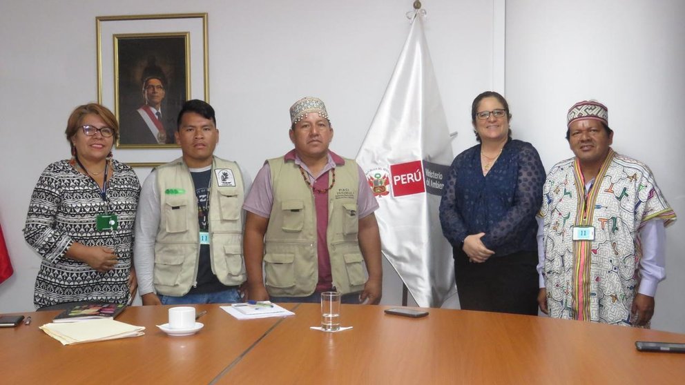 Líderes amazónicos junto a la ministra del Ambiente. Foto: Fenamad.