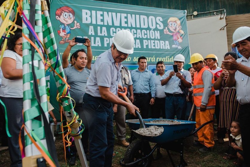 Gobernador Hidalgo colocando la primera piedra en la obra del jardín Las Palmeras. Foto: Goremad.