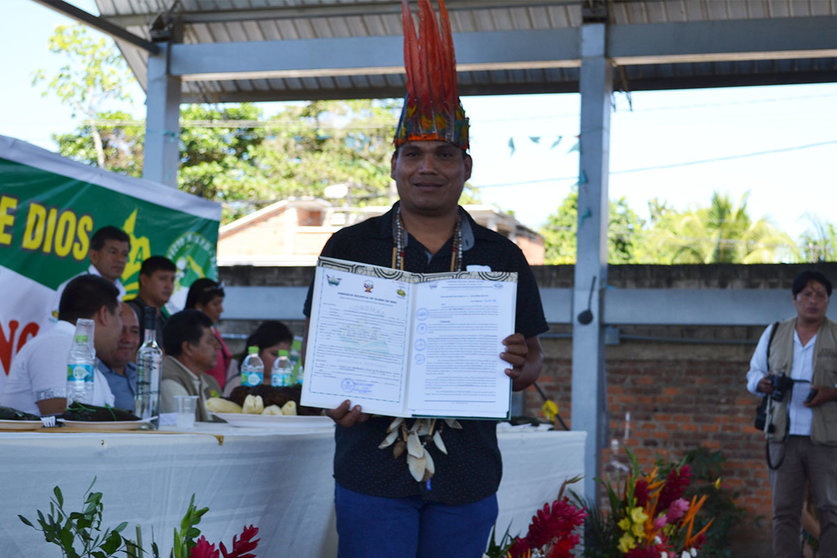 Representante de la comunidad nativa de Boca Pariamanu recibe el título de propiedad. Foto: Minagri