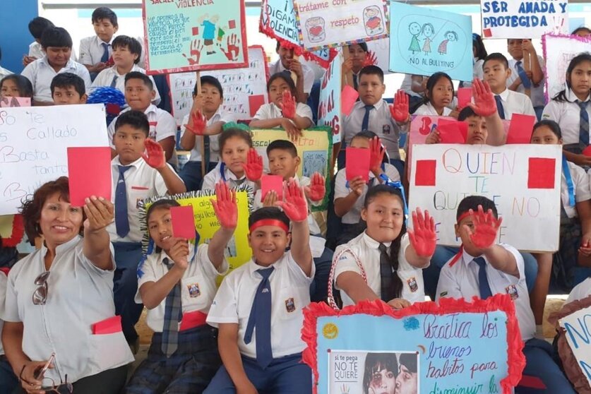 Foto referencial: Escolares de Madre de Dios participan en la campaña "Sácale tarjeta roja a la violencia".