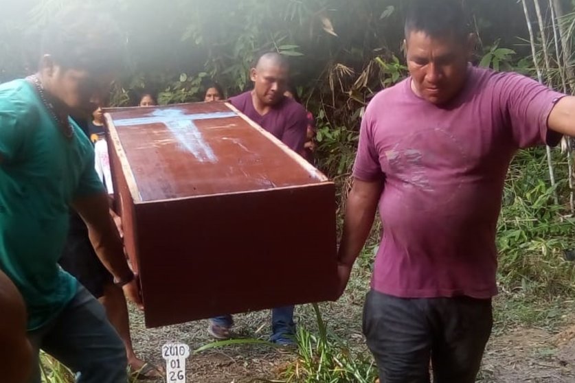 Los restos de Héctor Saldoval fueron enterrados hoy por la tarde en un ataúd hecho por la comunidad. Foto: cedida.