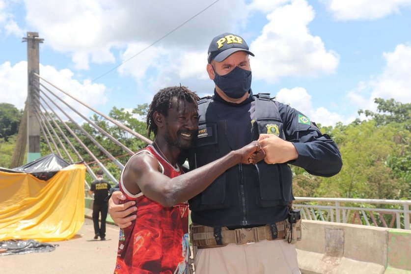 Imagen que expresa el fin de la tensión entre los migrantes y las autoridades policiales. Foto: Radio Madre de Dios