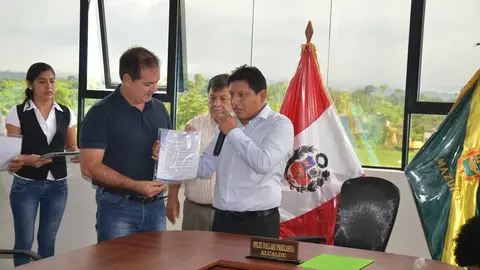 El alcalde Féliz Hallasi condecoró al ilustre visitante