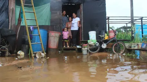 Familia 'atrapada' en su vivienda en El Triunfo. Foto: Calloquispe