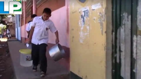 Niños llevando agua