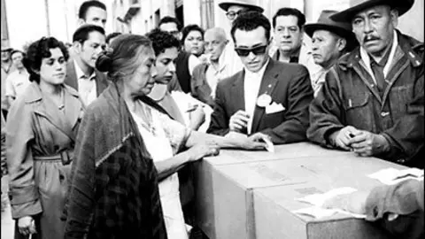 Mujeres votando