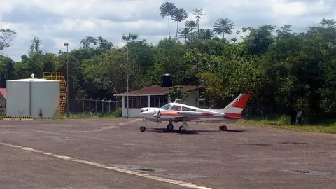 Avioneta en aeropuerto Padre Aldámiz