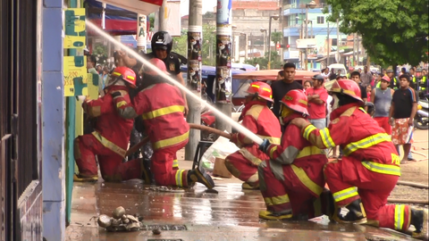 Bomberos intentando apagar las llamas (Imagen: Gerson Torres)