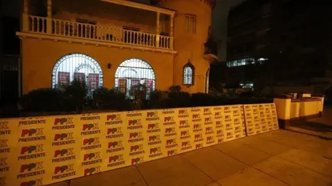 FACHADAS DE LOS LOCALES DE CAMPAÑA DE PERUANOS POR EL CAMBIO