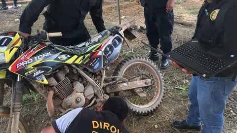 Personal policial encontró el número de serie borrado. Fuente: Policía Nacional.