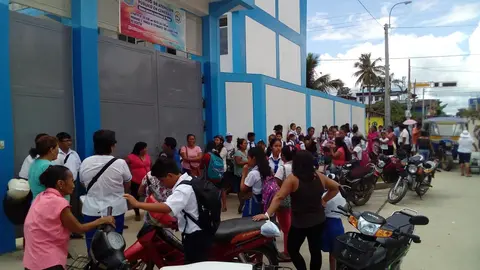 Padres de familia del colegio ABA no dejaron entrar a los alumnos. Fuente: Radio Madre de Dios.