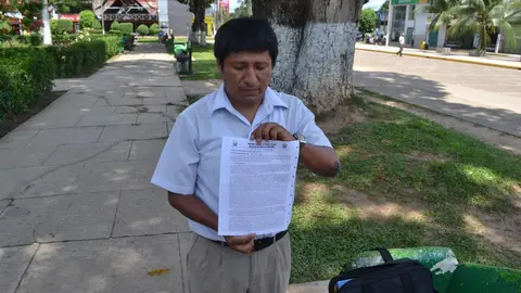 Maestro muestra la resolución que lo deja sin trabajo. Fuente: Radio Madre de Dios.