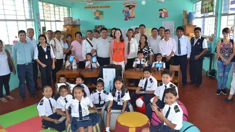 Alumnos del colegio José Abelardo Quiñones fueron los primeros en recibir los equipos tecnológicos. Fuente: Radio Madre de Dios