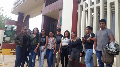 Alumnos que no lograron ingresar a sus clases. Fuente: La Red de Noticias Madre de Dios