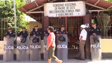 Fiscalía llegó junto a la PNP, a la sede de la Dirección Regional de Energía y Minas. Fuente: Captura de pantalla de La Red de Noticias Madre de Dios.