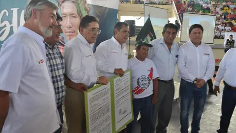 Ministro de Agricultura estuvo presente en la entrega. Fuente: Radio Madre de Dios.