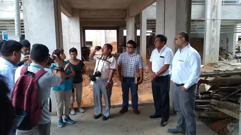 Ministro de Educación conversando con los padres de familia del Guillermo Billinghurst. Fuente: Radio Madre de Dios.