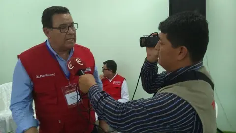 Ministro de Defensa siendo abordado por la prensa local. Fuente: Radio Madre de Dios.