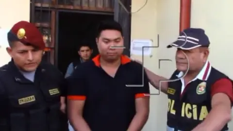 Carlos William Castro Ikeda se retira de la sede del Poder Judicial de Puerto Maldonado. Fuente: Captura Telepuerto Noticias.