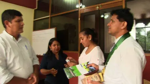 Representantes de Cáritas y alcalde Rengifo. Fuente: Municipalidad de Tambopata.