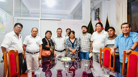 Gobernador junto a comisión de mineros. Fuente: Goremad.