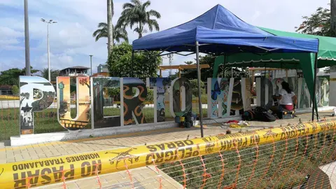 Trabajo de recuperación de las letras de la Plaza de Armas de Puerto Maldonado. Fuente: Radio Madre de Dios.