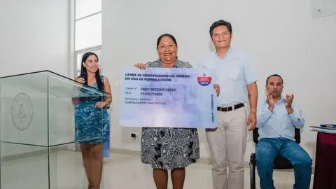 Entrega del carné de identificación a un grupo de mineros, el pasado mes de marzo. Foto: Goremad.