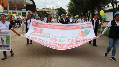 Miembros de la Diresa Madre de Dios estuvieron presentes en el pasacalle. Foto: Diresa Madre de Dios.