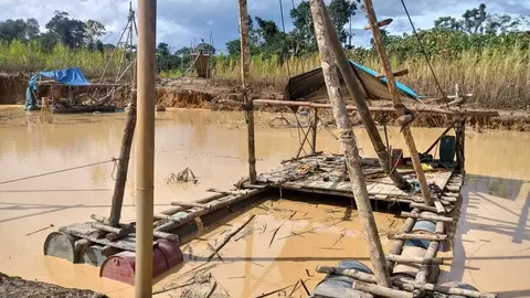 Motores, balsas, motociletas, etc. fueron hallados. Foto: PNP