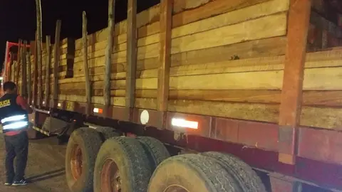 Vehículo y madera se encontraban abandonados. Foto: Ministerio Público.